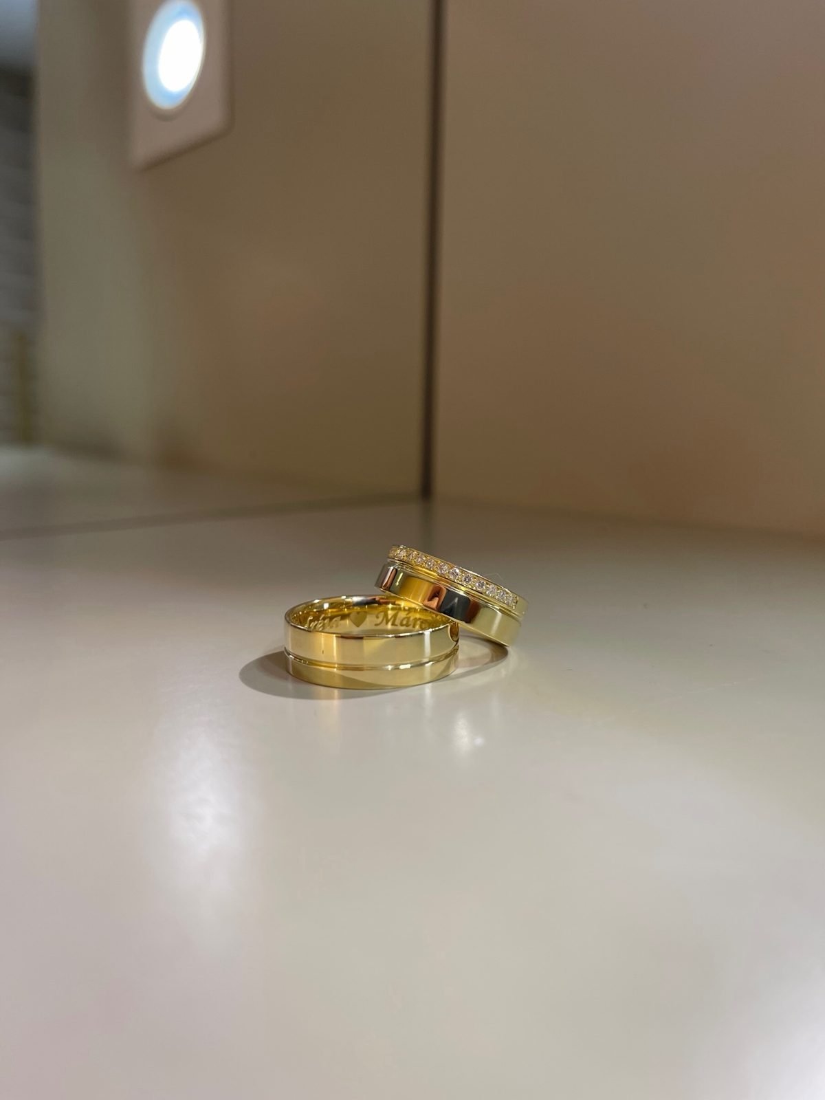 Par de alianças em ouro 18K com nomes gravados na parte interna