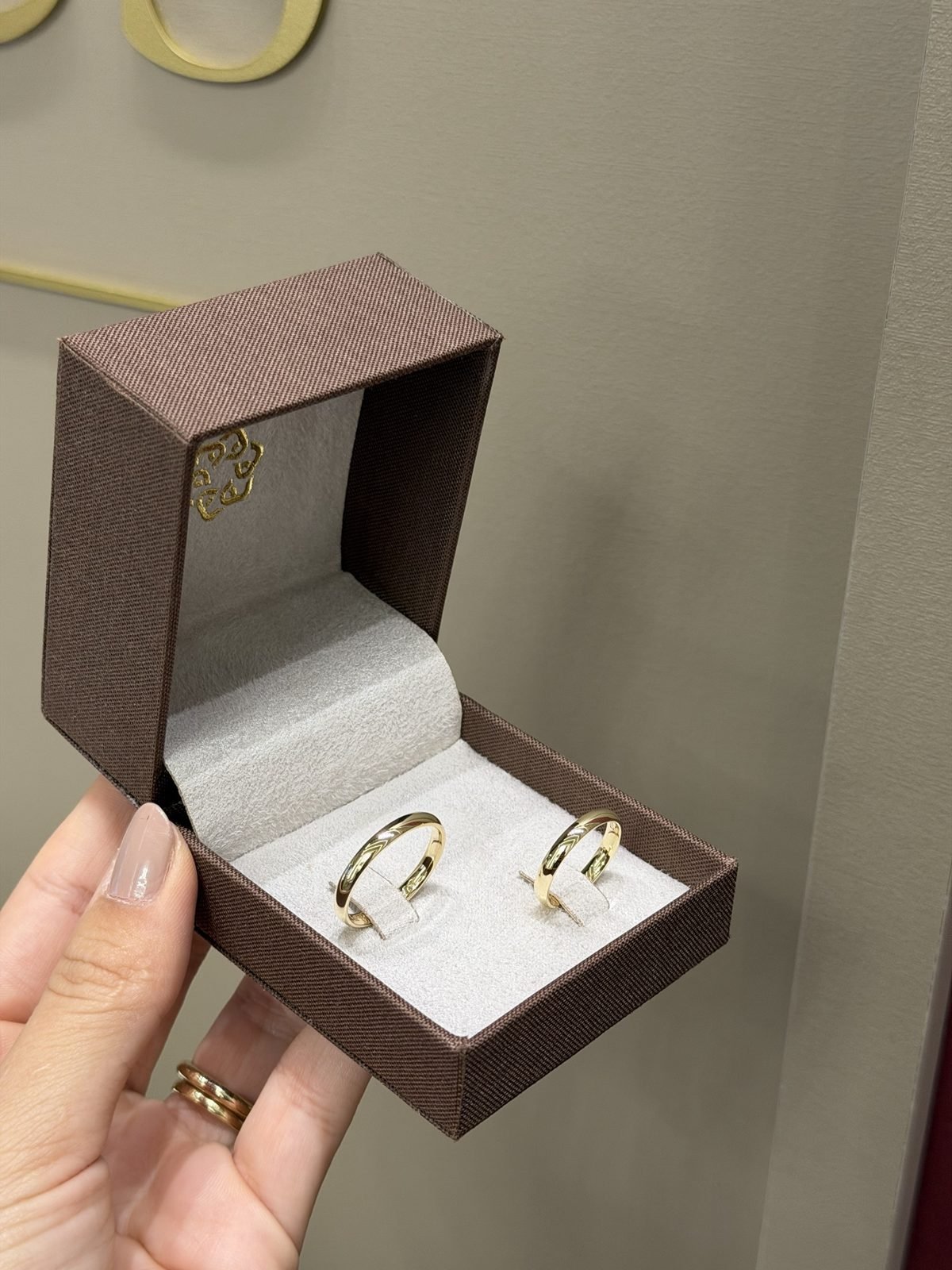 Alianças tradicionais abauladas em ouro 18K